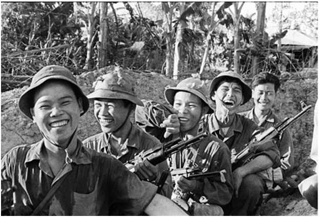 Hình ảnh các chiến sĩ quân giải phóng tại Quảng Trị (1972) được ghi lại bởi phóng viên chiến trường. Ảnh tư liệu.