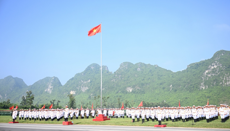 Sự kết hợp linh hoạt giữa lý luận và thực tiễn, giữa tuyên truyền và hành động, tạo nên sức lan tỏa sâu rộng của công tác tuyên huấn, trở thành “linh hồn” của Quân đội cách mạng. Ảnh: Nguyên Khánh