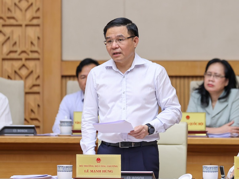 Bộ trưởng Bộ Công Thương Lê Mạnh Hùng báo cáo tại phiên họp - Ảnh: VGP/Nhật Bắc
