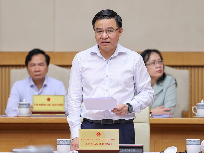 Bộ trưởng Bộ Công Thương Lê Mạnh Hùng: Chúng ta đã bảo đảm nguồn cung xăng dầu và điện, không để xảy ra gián đoạn - Ảnh: VGP/Nhật Bắc