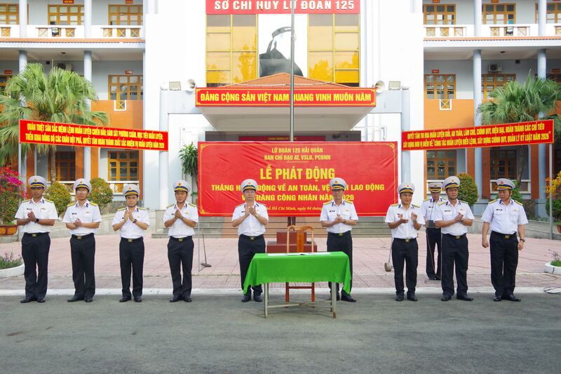 Các cơ quan, đơn vị ký kết giao ước thi đua.