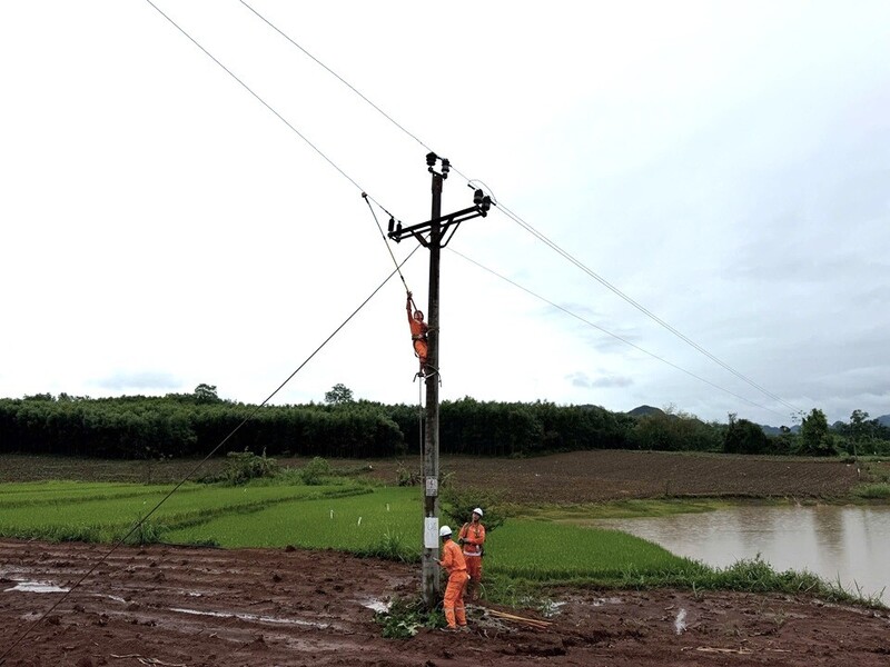 Nỗ lực khắc phục sự cố để cấp điện sớm nhất cho người dân. Ảnh: Phan Thủy
