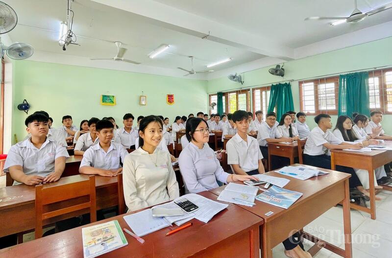 Với học sinh nơi đây, việc đến trường không dừng lại ở lớp học trên đảo, mà là hành trình vượt biển để đi tiếp ước mơ.