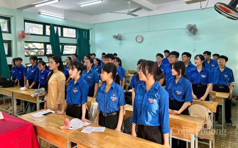 Những sự hỗ trợ không quá lớn, nhưng đủ để giảm bớt gánh nặng cho nhiều gia đình, giúp các em yên tâm bám trường, bám lớp.