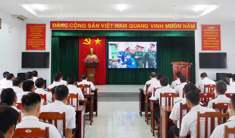Cán bộ, chiến sĩ Trung tâm Bảo đảm Kỹ thuật xem phim tuyên truyền về công tác an toàn vệ sinh lao động.