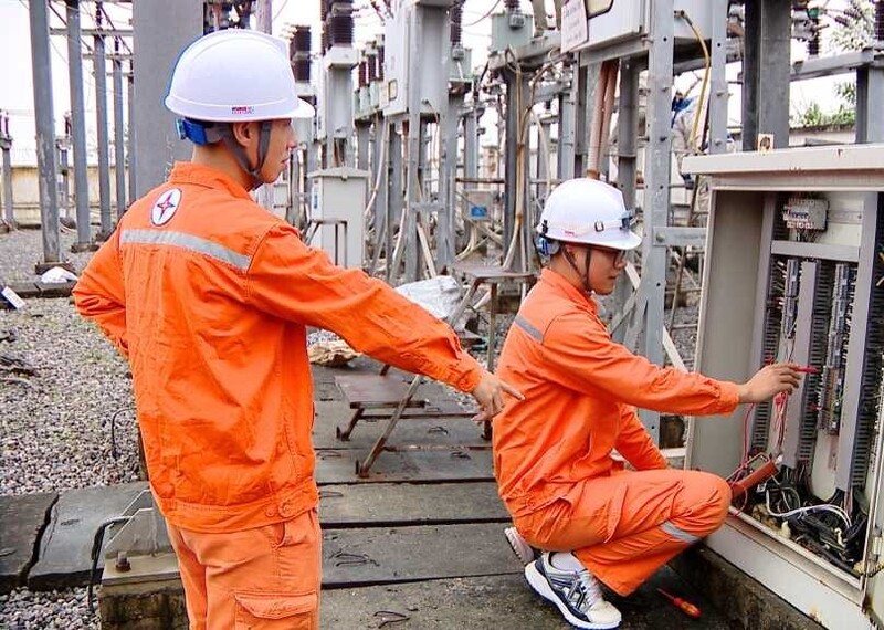 Công nhân điện lực Quảng Ninh kiểm tra, bảo dưỡng trạm biến áp trong mùa cao điểm. Ảnh: QN