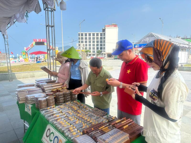 Các sản phẩm của tỉnh Hà Tĩnh được trưng bày tại các khu du lịch, thu hút du khách thập phương. Ảnh: Trọng Tùng