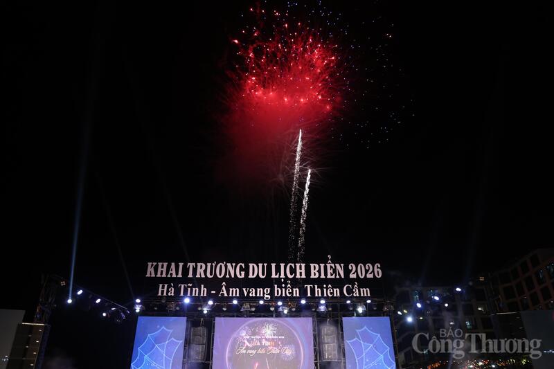 Màn pháo hoa khai trương mùa du lịch biển Hà Tĩnh 2026. Ảnh: Trọng Tùng