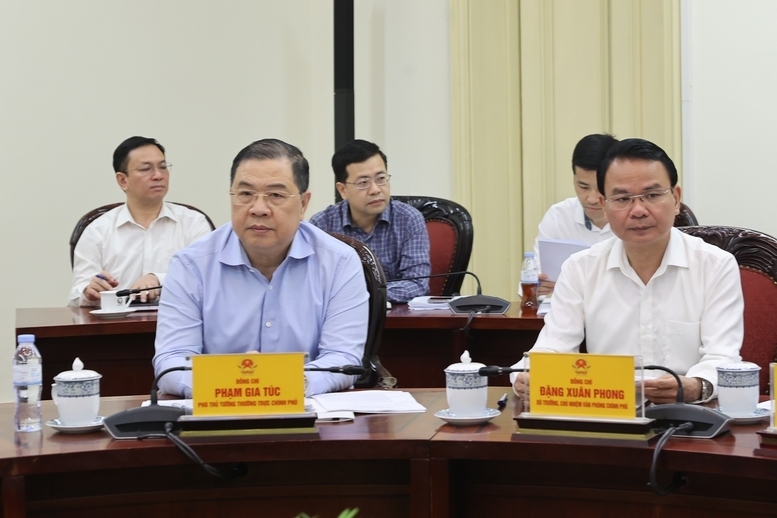 Phó Thủ tướng Thường trực Chính phủ Phạm Gia Túc; Bộ trưởng, Chủ nhiệm Văn phòng Chính phủ Đặng Xuân Phong dự cuộc họp - Ảnh: VGP/Nhật Bắc