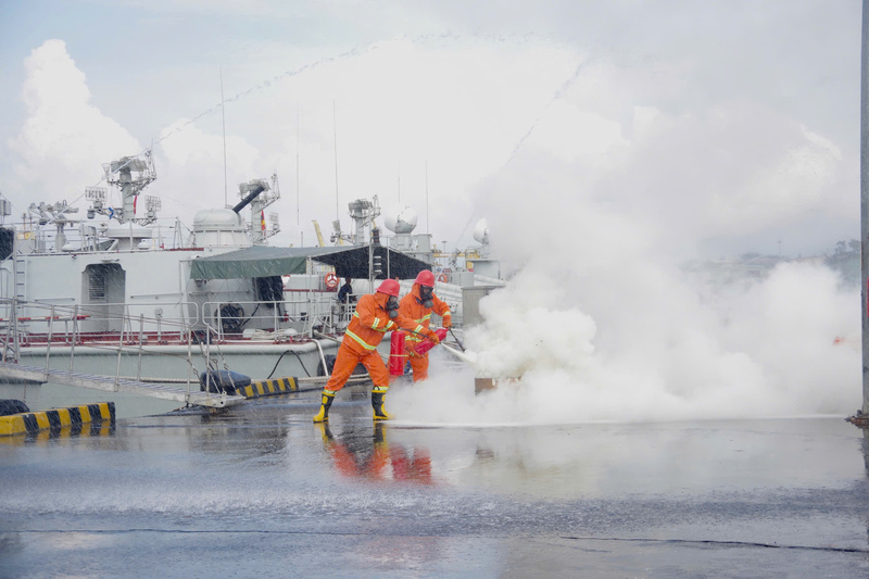 Luyện tập xử trí tình huống phòng chống cháy nổ ở Lữ đoàn 172, Vùng 3 Hải quân.