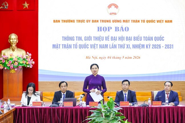 Bà Hà Thị Nga - Ủy viên Trung ương Đảng, Phó Chủ tịch - Tổng Thư ký Ủy ban Trung ương Mặt trận Tổ quốc Việt Nam phát biểu tại họp báo. Ảnh: MTTQ