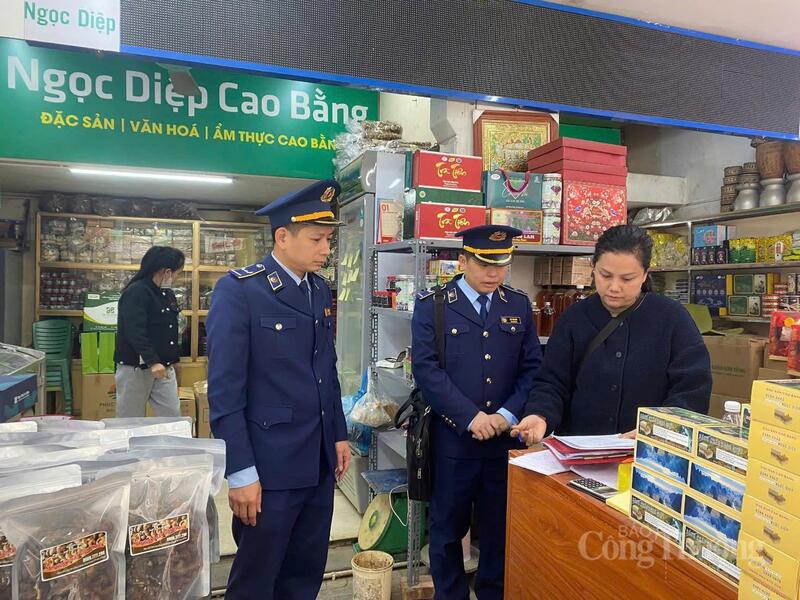 Trong 4 tháng đầu năm, lực lượng Quản lý thị trường tỉnh Cao Bằng tổ chức cho 190 cơ sở kinh doanh ký cam kết, tuyên truyền trực tiếp cho hàng trăm hộ dân, góp phần nâng cao ý thức chấp hành pháp luật.