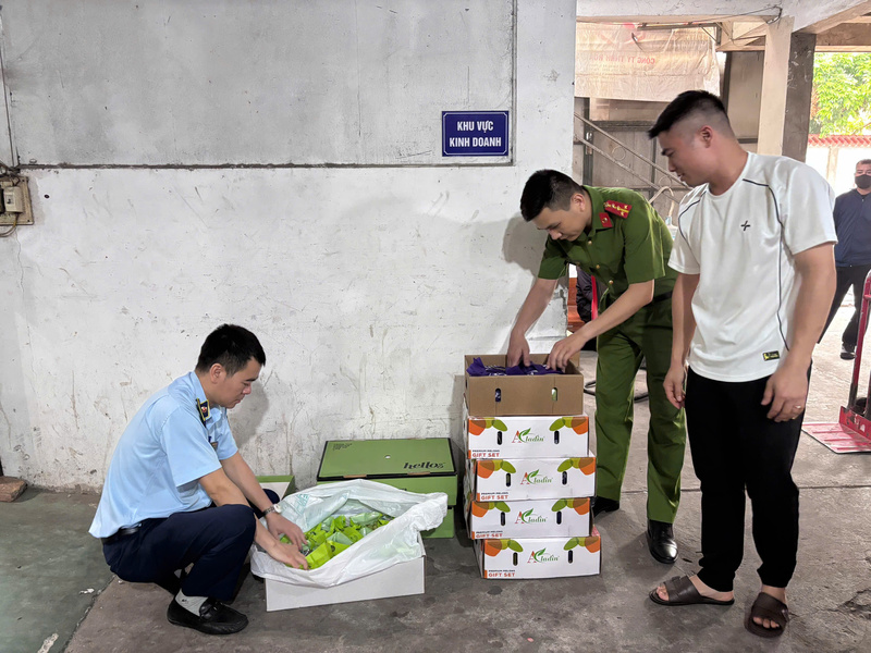 Lực lượng Quản lý thị trường Hà Nội phát hiện một lô hoa quả không có hóa đơn chứng từ chứng minh nguồn gốc hợp pháp tại phường Bồ Đề. Ảnh: Hoàng Minh