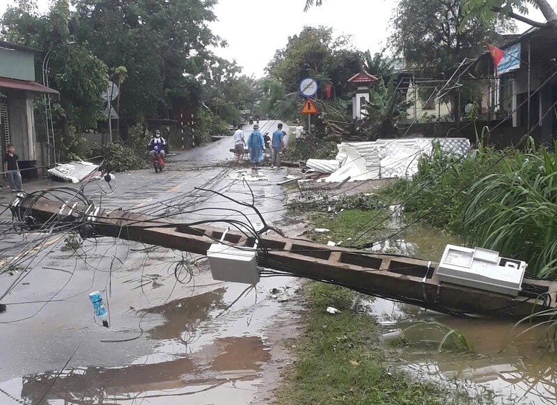 Các cột điện bị đổ do dông lốc. Ảnh: Phan Thủy