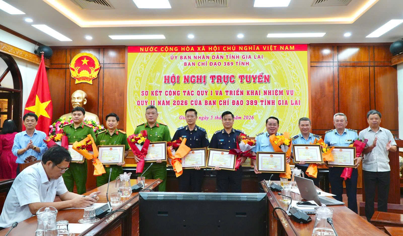 Các tập thể và cá nhân nhận Bằng khen của Trưởng Ban Chỉ đạo quốc gia chống buôn lậu, gian lận thương mại và hàng giả tại Hội nghị sơ kết công tác quý I và triển khai nhiệm vụ quý II/2026. Ảnh: QLTT