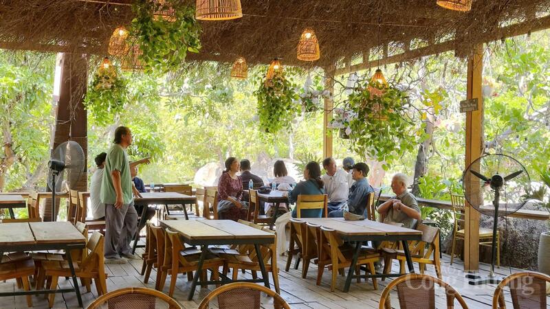Du khách trải nghiệm tại quán cà phê Đoài của chị Hương. Ảnh: Lê Sơn