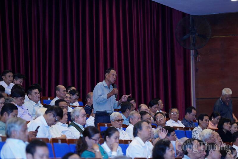 Các cử tri phát biểu ý kiến tại hội nghị