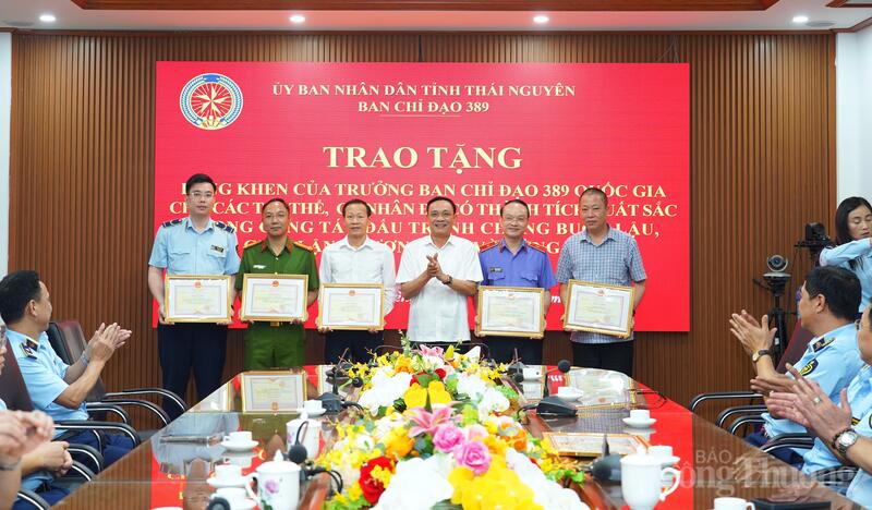 Các cá nhân có thành tích xuất sắc được tặng bằng khen.