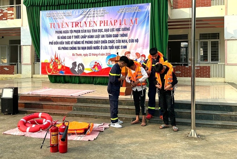 Đội chữa cháy và cứu nạn, cứu hộ số 10 khu vực Bá Thước (tỉnh Thanh Hóa) hướng dẫn kỹ năng cứu nạn, cứu hộ và phòng chống tai nạn đuối nước cho học sinh Trường THCS Hạ Trung. Ảnh: Tiến Đông