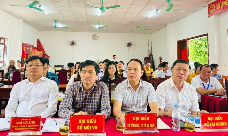 Lãnh đạo các sở, ngành và phường Cửa Lò tham dự hội nghị.