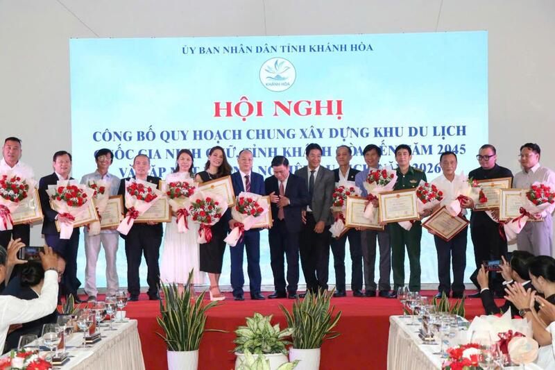 Chị Hoàng Thị Hương (thứ 6 từ trái qua) nhận Bằng khen của Chủ tịch UBND tỉnh Khánh Hòa năm 2025. Ảnh: Lê Sơn