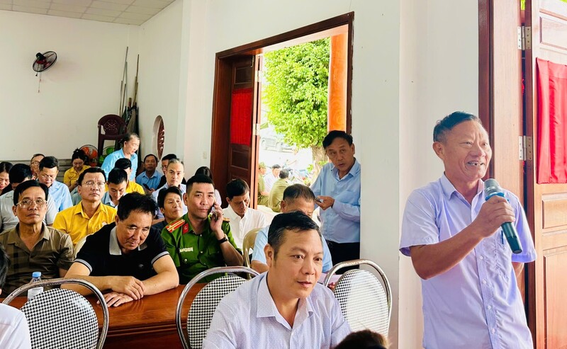 Cử tri phường Cửa Lò nêu các ý kiến, kiến nghị. Ảnh: Mai Liễu