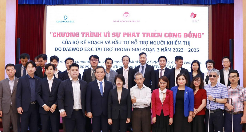 Từ năm 2023, Daewoo E&C đồng hành cùng Bộ Kế hoạch và Đầu tư (nay là Bộ Tài chính) trong chương trình hỗ trợ người khiếm thị.