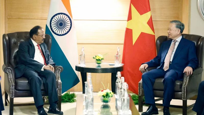 Tổng Bí thư, Chủ tịch nước Tô Lâm tiếp Cố vấn An ninh quốc gia Ấn Độ Ajit Doval. Ảnh: TTXVN