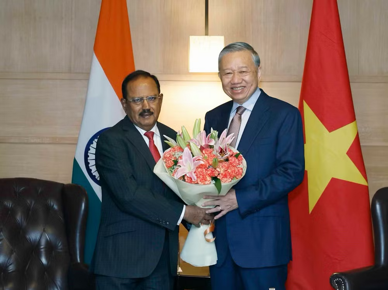Cố vấn An ninh quốc gia Ấn Độ Ajit Doval tặng hoa Tổng Bí thư, Chủ tịch nước Tô Lâm. Ảnh: Thống Nhất/TTXVN
