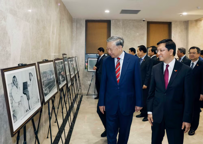 Tổng Bí thư, Chủ tịch nước Tô Lâm xem một số hình ảnh tiêu biểu về quan hệ Việt Nam-Ấn Độ. Ảnh: TTXVN