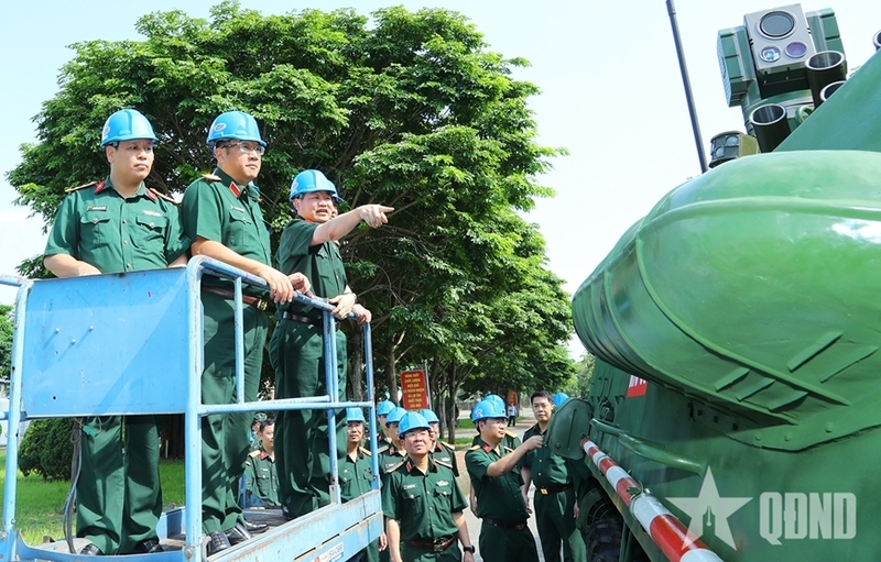Thượng tướng Phạm Hoài Nam biểu dương Tổng cục Công nghiệp Quốc phòng và Nhà máy Z111 đã chủ động triển khai dự án, bảo đảm tiến độ đề ra. Ảnh: QĐND