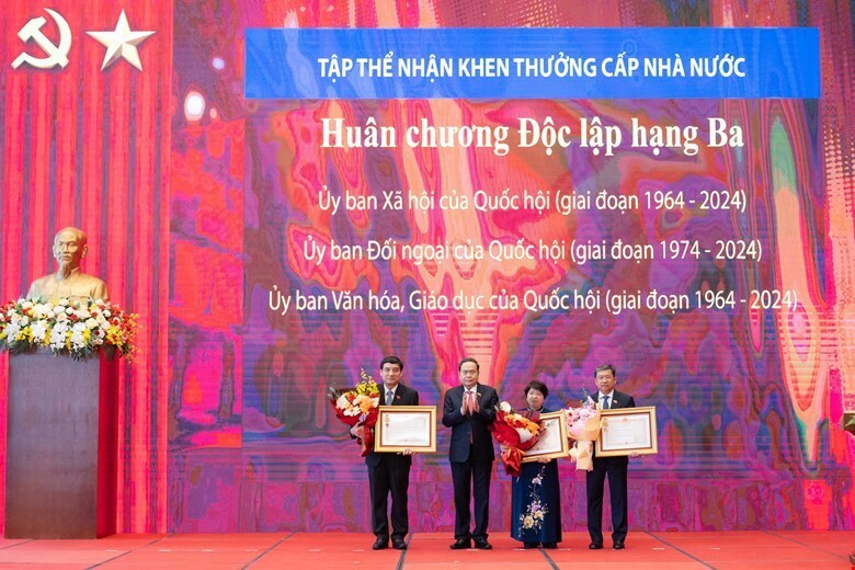 Chủ tịch Quốc hội Trần Thanh Mẫn trao Huân chương Độc lập hạng Ba của Chủ tịch nước tặng 3 tập thể có thành tích xuất sắc. Ảnh: Quochoi.vn