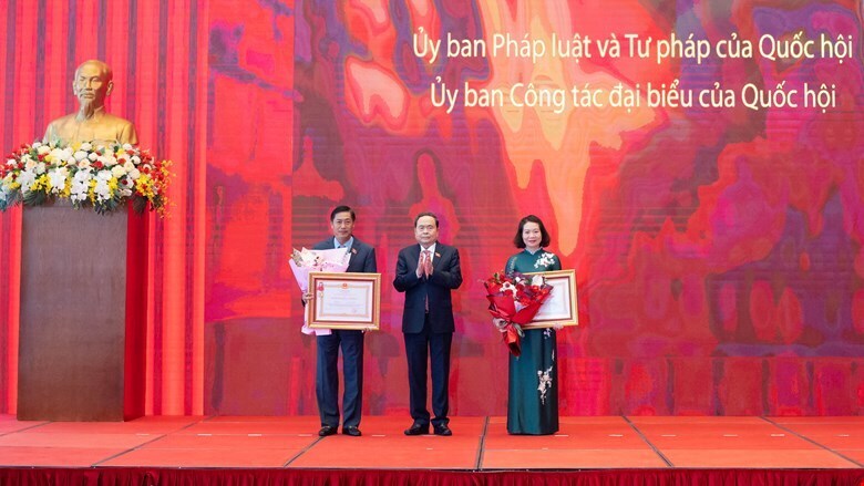 Chủ tịch Quốc hội Trần Thanh Mẫn trao Huân chương Lao động hạng Nhì của Chủ tịch nước tặng 2 tập thể. Ảnh: Quochoi.vn
