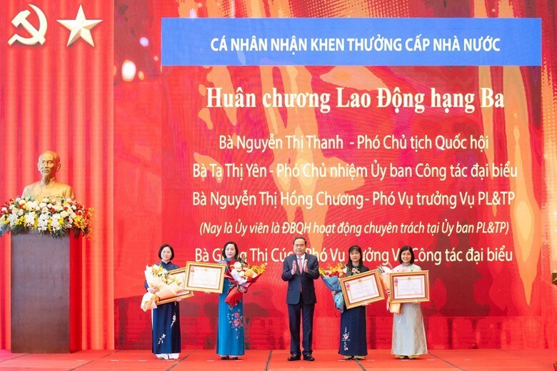 Chủ tịch Quốc hội Trần Thanh Mẫn trao Huân chương Lao động hạng Ba tặng 4 cá nhân có thành tích xuất sắc. Ảnh: Quochoi.vn