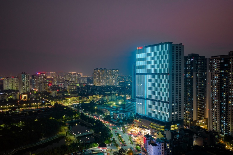 Nhịp sống của Goldmark City sôi động và thuận tiện hơn nhờ sự xuất hiện của tòa tháp thương mại và văn phòng