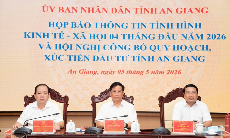 Lãnh đạo UBND tỉnh chủ trì họp báo. Ảnh: Trung Hiếu