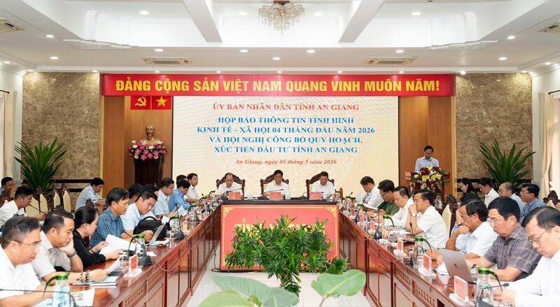Toàn cảnh họp báo về tình hình kinh tế - xã hội 4 tháng đầu năm 2026 và Hội nghị công bố quy hoạch, xúc tiến đầu tư tỉnh An Giang. Ảnh: Trung Hiếu