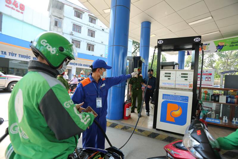 Quốc hội ký ban hành nghị quyết về thuế bảo vệ môi trường, thuế giá trị gia tăng, thuế tiêu thụ đặc biệt đối với xăng, dầu và nhiên liệu bay. Ảnh: Nam Nguyễn