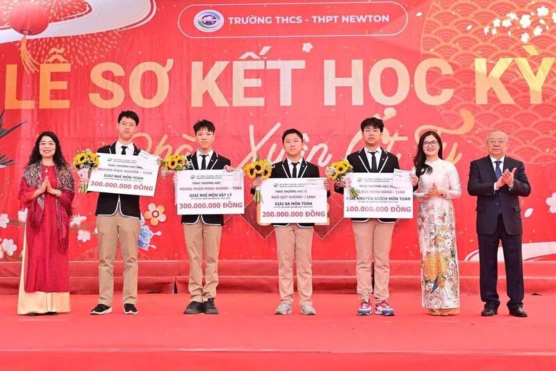 Lãnh đạo Trường liên cấp Newton khen thưởng cho Quý Dương (đứng thứ 4) và các học sinh đạt thành tích xuất sắc tại Kỳ thi học sinh giỏi quốc gia. Ảnh: NTCC