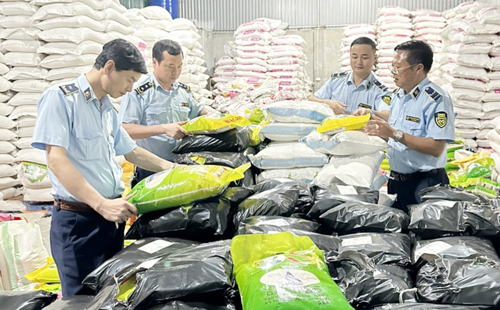 Lực lượng chức năng kiểm tra cơ sở sản xuất giả mạo gạo của một thương hiệu nổi tiếng bán trên Shopee ở Bắc Ninh. Ảnh minh hoạ