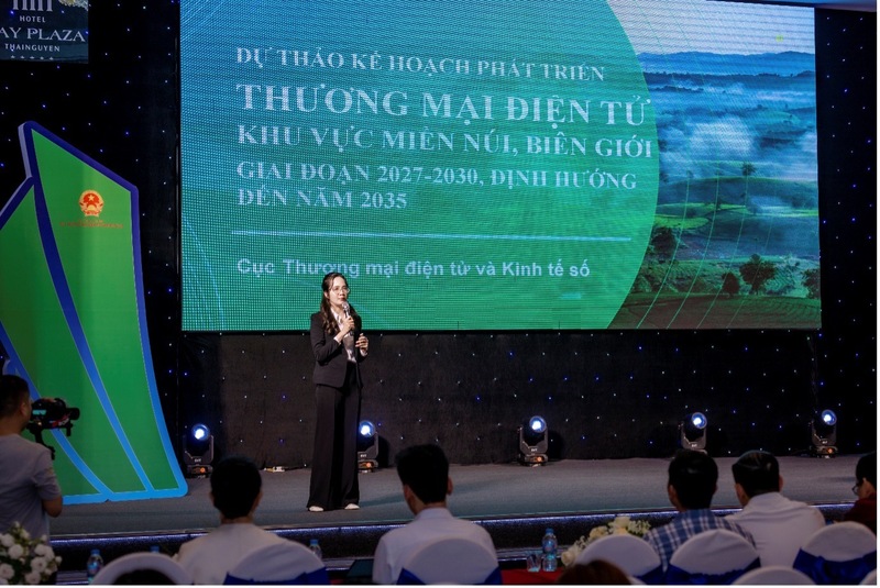 Bà Trần Bích Ngọc, Phó trưởng phòng Chính sách trình bày nội dung Dự thảo Kế hạch phát triển thương mại điện tử khu vực biên giới, miền núi