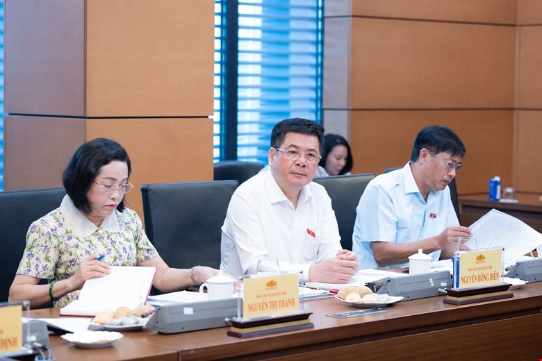 Phó Chủ tịch Quốc hội Nguyễn Thị Thanh, Phó Chủ tịch Quốc hội Nguyễn Hồng Diên và Chủ nhiệm Ủy ban Công tác đại biểu Nguyễn Hữu Đông.