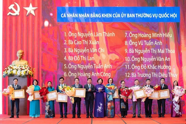 Phó Chủ tịch Quốc hội Nguyễn Hồng Diên, Phó Chủ tịch Quốc hội Nguyễn Thị Hồng trao Bằng khen của Ủy ban Thường vụ Quốc hội tặng các cá nhân có thành tích xuất sắc. Ảnh: Quochoi.vn