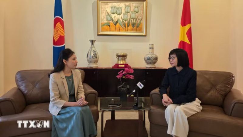 Đại sứ Tôn Thị Ngọc Hương (phải), Trưởng Phái đoàn đại diện thường trực Việt Nam tại ASEAN, trả lời phỏng vấn của TTXVN. (Ảnh: Minh Thái/TTXVN)