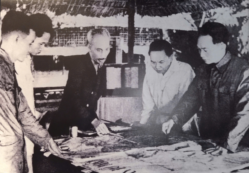 Ngày 6/12/1953, Bộ Chính trị tổ chức cuộc họp dưới sự chủ trì của Chủ tịch Hồ Chí Minh để nghe Tổng Quân ủy báo cáo và duyệt lần cuối kế hoạch tác chiến Đông-Xuân 1953-1954, đồng thời quyết định mở chiến dịch Điện Biên Phủ.
