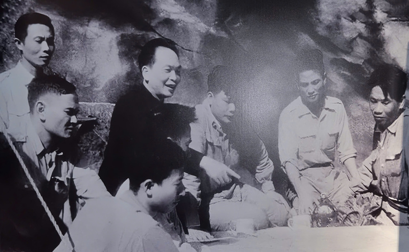 Đại tướng Võ Nguyên Giáp (áo sẫm) phổ biến phương châm 'đánh chắc tiến chắc' tại Sở Chỉ huy Chiến dịch Điện Biên Phủ ở hang Huổi He, xã Nà Tấu, huyện Điện Biên, tỉnh Điện Biên (27/1/1954).
