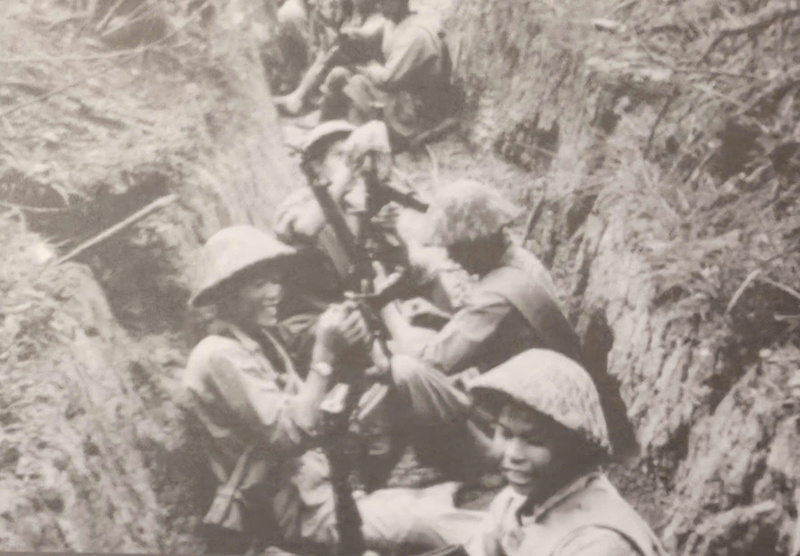 Hình ảnh chiến sĩ đọc thư nhà dưới chiến hào trong chiến dịch Điện Biên Phủ, 1954. 17 giờ 30 ngày 30/4, ta mở đợt tiến công thứ 2. Quân ta lần lượt diệt các cứ điểm ở phía Đông (E, D1, D2, C1) và phía Tây Bắc (106, 311). Từ ngày 16/4, ta phát triển trận địa bao vây, tiến công, tiếp tục diệt cứ điểm 105, 206.  Ngày 30/4, Bộ chỉ huy chiến dịch quyết định tạm dừng tiến công để củng cố lực lượng, chuẩn bị cho đợt tiến công mới.