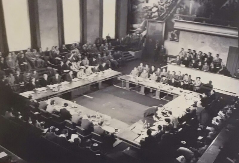 Phiên họp bế mạc Hội nghị Geneva về Đông Dương, 21/7/1954. Hiệp định ký ngày 20 - 21/7/1954 công nhận độc lập, chủ quyền, thống nhất và toàn vẹn lãnh thổ của Việt Nam, Lào, Campuchia, buộc Pháp rút quân, chia cắt Việt Nam tạm thời tại vĩ tuyến 17.