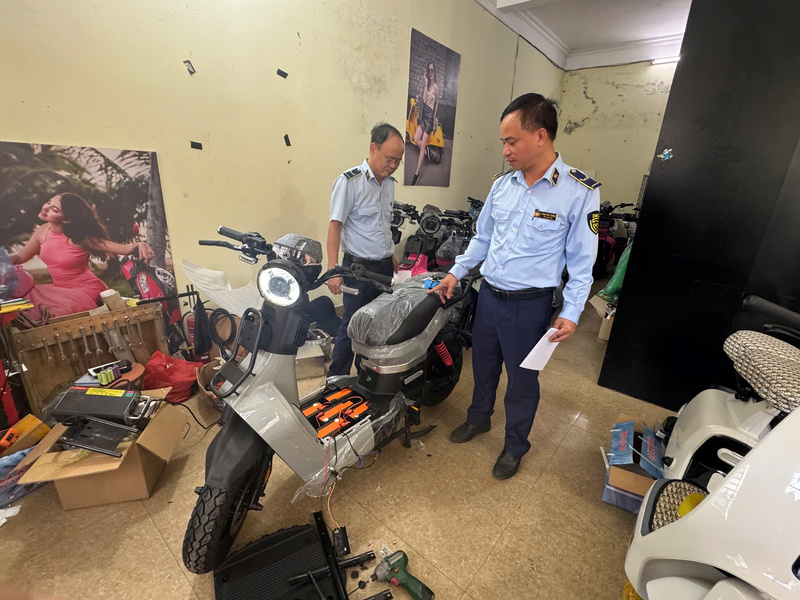 Lực lượng chức năng kiểm tra đột xuất cơ sở kinh doanh xe điện Tuấn Linh tại số 20, ngõ 12 Khuất Duy Tiến, Hà Nội. Ảnh: QLTT Hà Nội