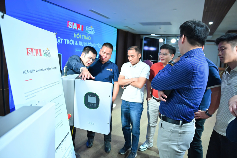Các dòng hybrid inverter kết hợp pin lithium đang trở thành xu hướng chủ đạo cho cả hộ gia đình lẫn dự án công nghiệp và thương mại.